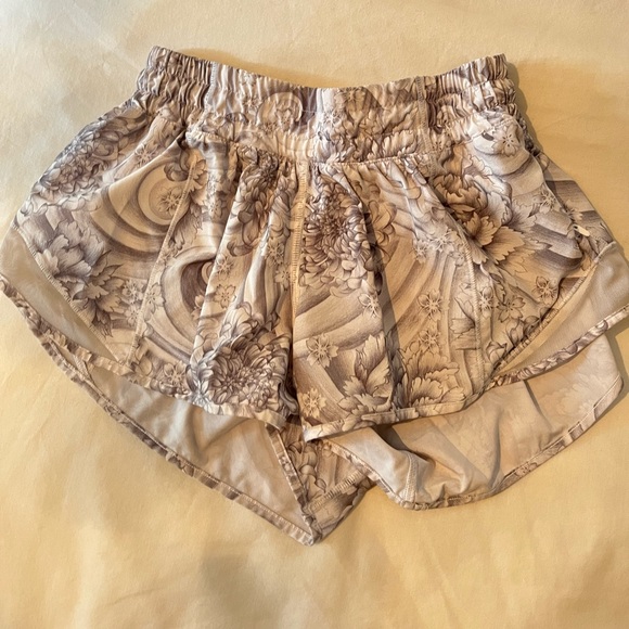 LULULEMON hotty hot shorts - Picture 2 of 2